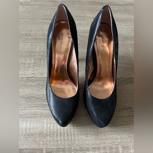 BCBG Black Snakeskin platform heels sz 10